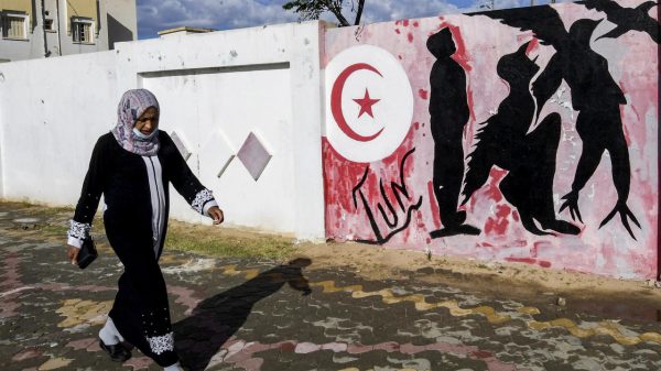 الحكومة التونسية تبدأ خطط الإصلاح الاقتصادي