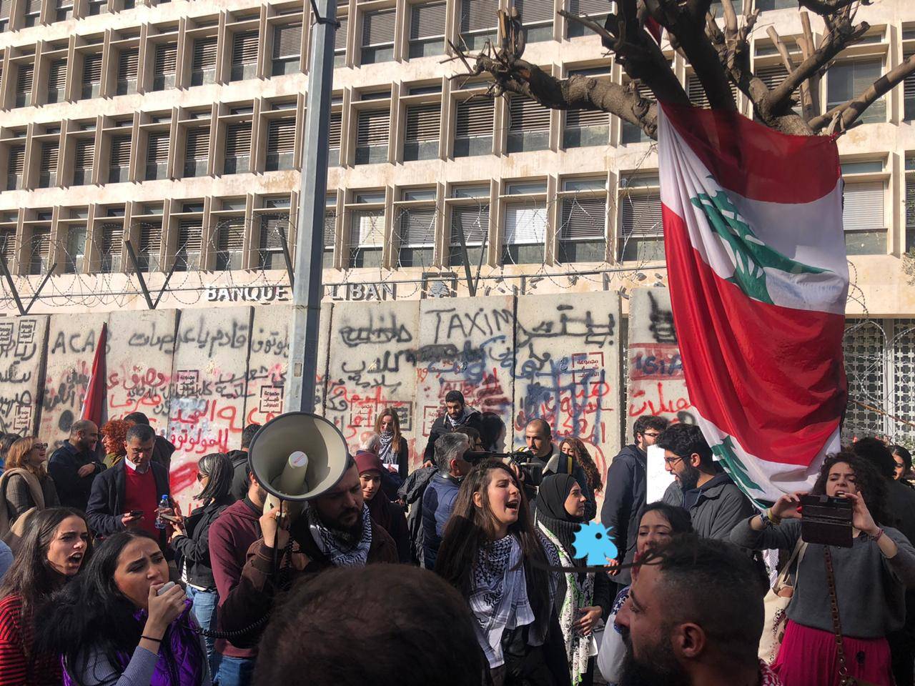 المودعون اللبنانيون يحتجون أمام مصرف لبنان