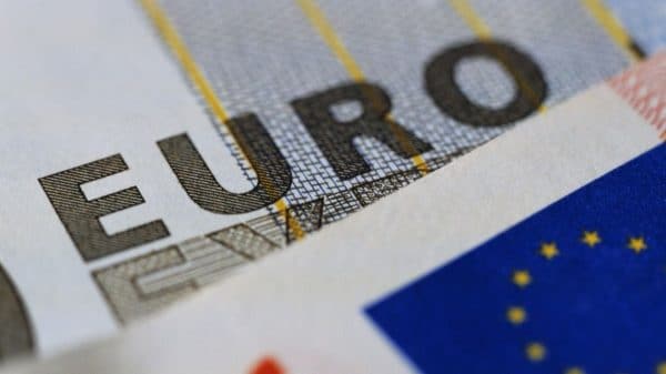 "المركزي الأوروبي" يقر بتزايد مخاطر التضخم ويفتح الباب لرفع الفائدة