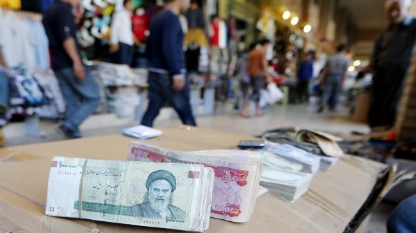 الإيرانيون يهرولون لاقتناء الدولار والتخوفات من انهيار العملة المحلية