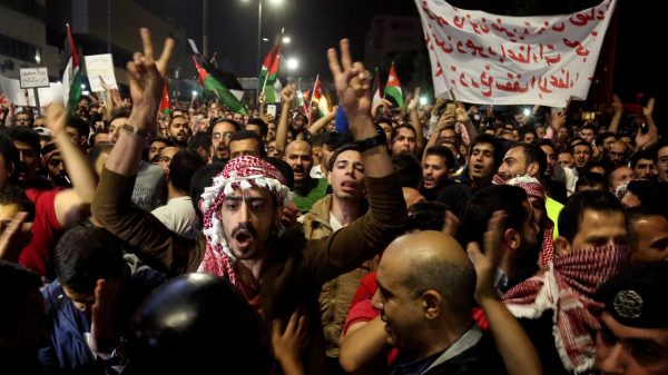 احتجاجات الأردنيين تتصاعد مع تفشي فيروس كورونا