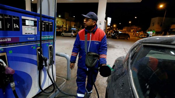 تونس ترفع أسعار الوقود لكبح عجز الميزانية