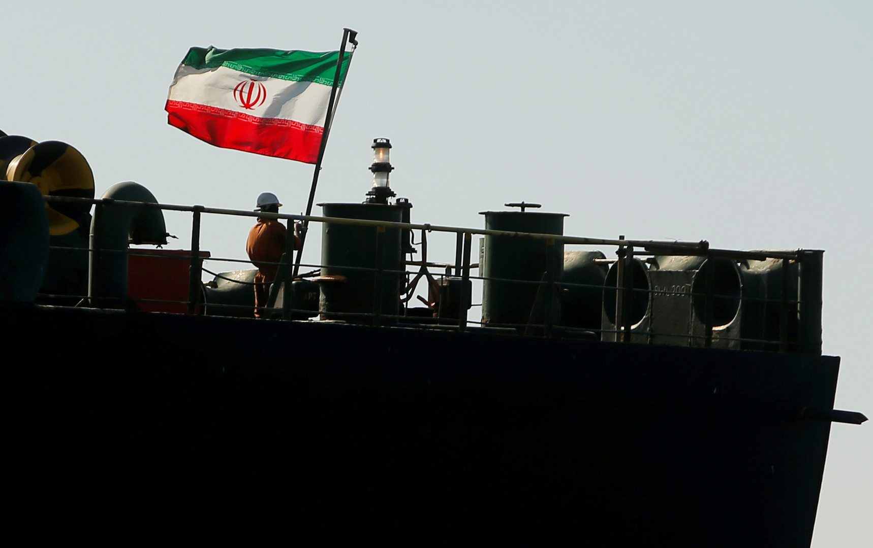 إيران تتجاهل العقوبات الأمريكية