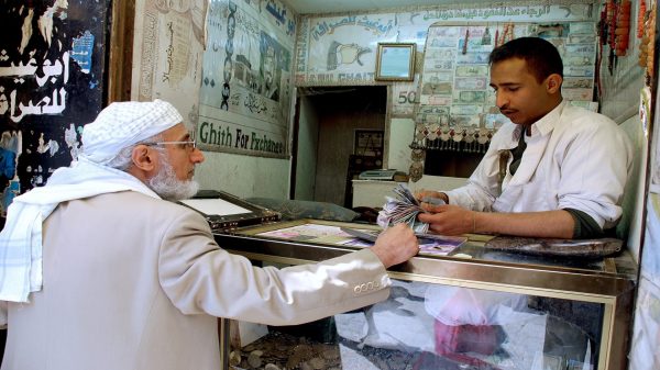 نقص "الفكّة" تضرب الأسواق اليمنية