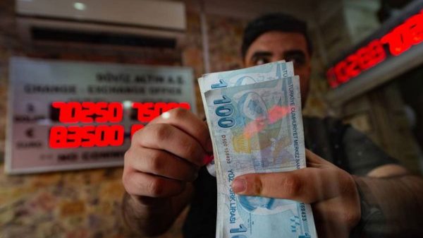 تركيا تجذب العملة الصعبة عبر اقراض الليرة دون فوائد