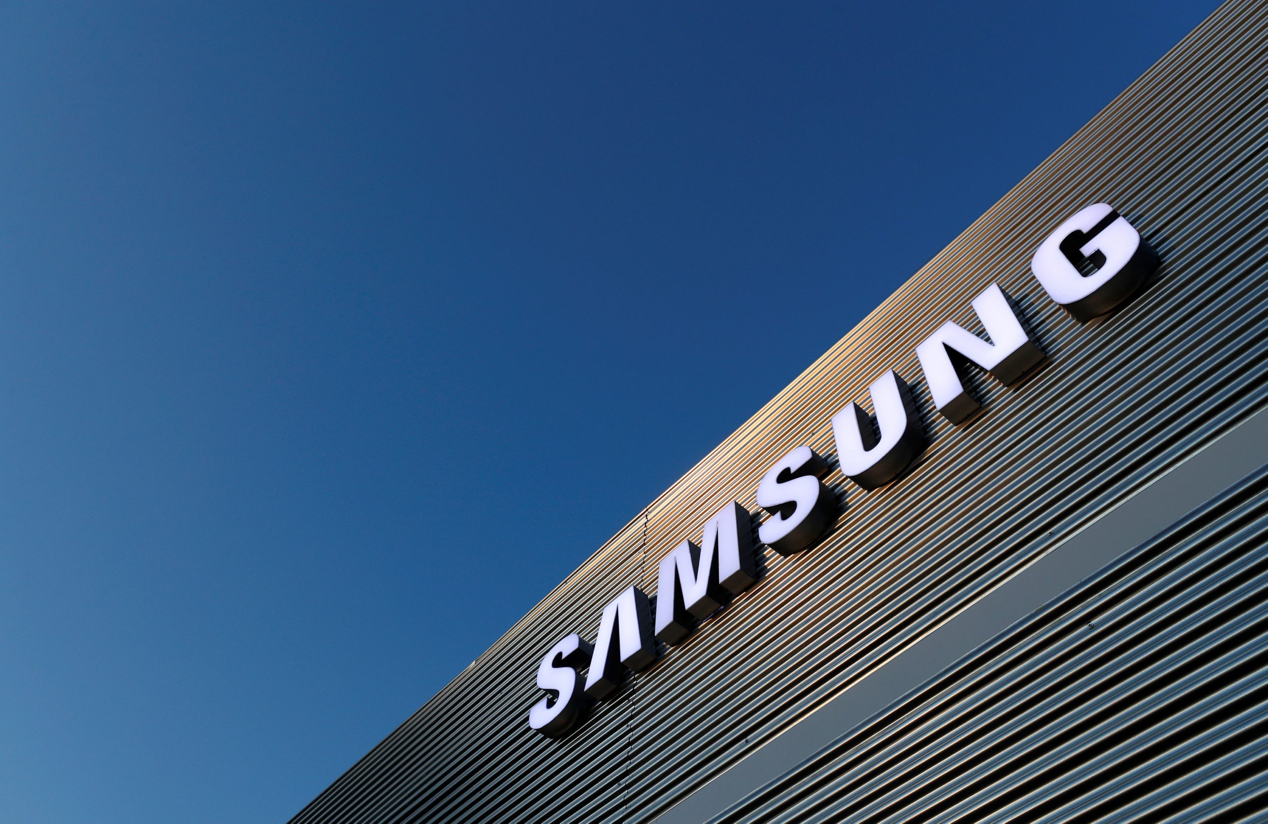 شركة سامسونغ تطلق هاتفها الجديد Galaxy S21 FE 5G