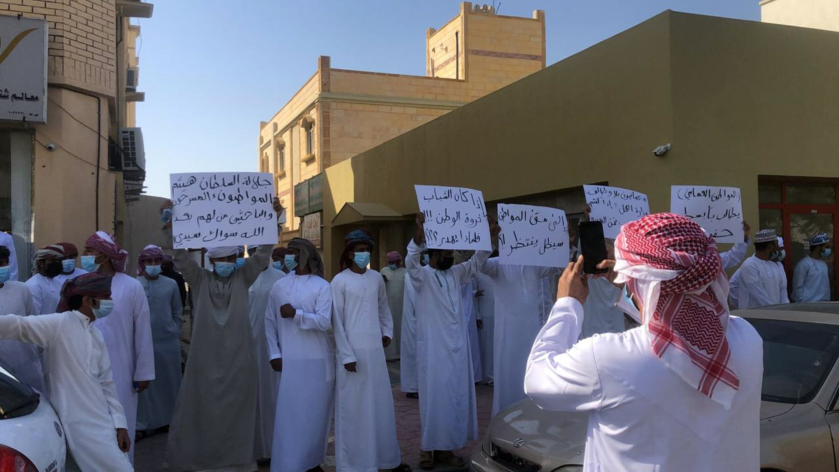 عشرات المحتجين العمانيين