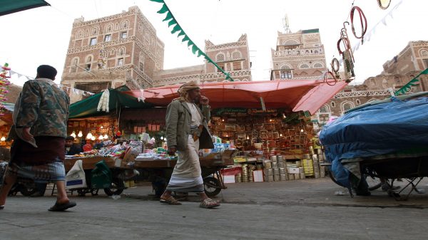 الحكومة اليمنية تقر أول موازنة منذ 2014 وعجز كبير