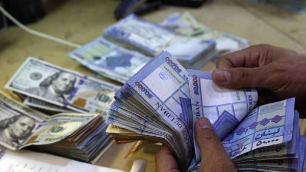 كيف أصبحت عملة الدولار ساحة للتنافس في الانتخابات اللبنانية؟