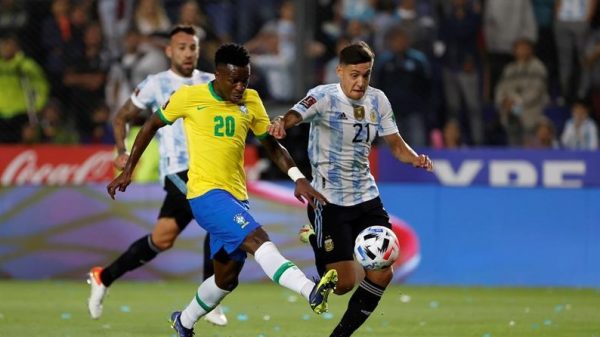 الأرجنتين والبرازيل تتعادلان وتبقيان دون هزائم بالتصفيات