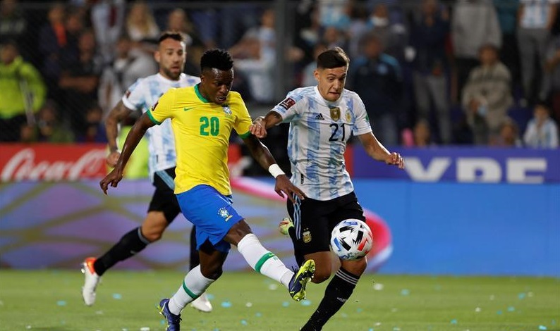 الأرجنتين والبرازيل تتعادلان وتبقيان دون هزائم بالتصفيات