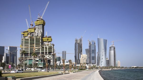 قطر على موعد لاعتلاء عرش مصدري الغاز المسال في 2026