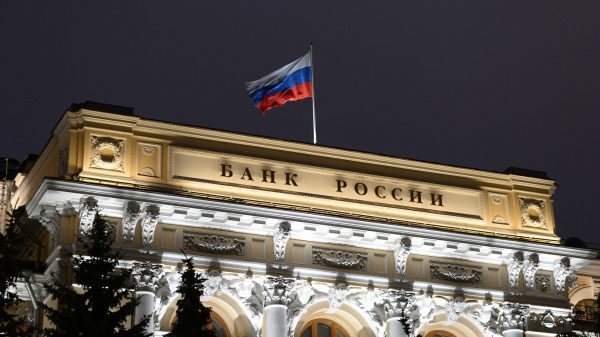 المركزي الروسي: خفضنا احتياطات الدولار والذهب في 2021