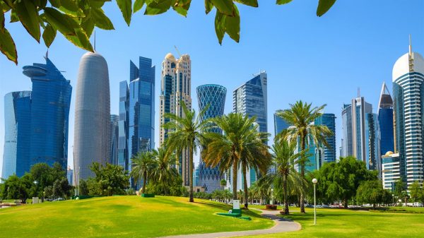 بلومبيرغ: قطر والإمارات ستُبقيان على استثماراتهما في روسيا