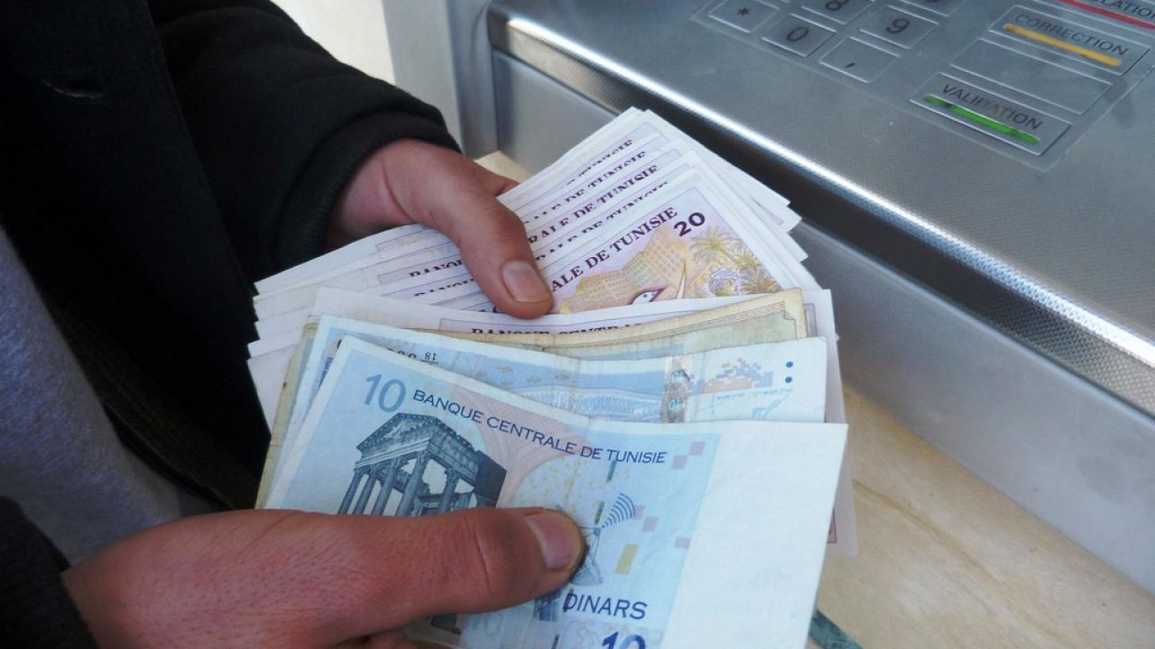 الدينار التونسي يسجل تراجعا تاريخيا أمام الدولار