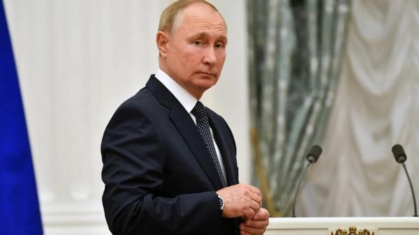 الرئيس الروسي يصدر قرارا يحد من تصدير النقد الأجنبي