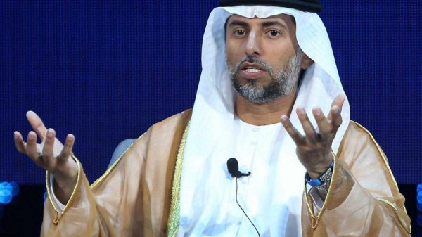 وزير الطاقة الإماراتي يؤكد التزام بلاده باتفاق أوبك والنفط يرتفع