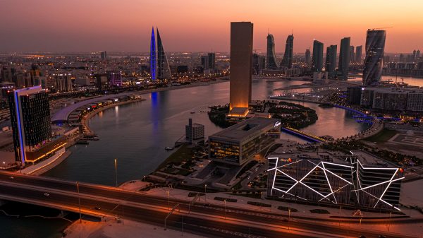 الخليج تُسند موازنة البحرين في ظل صعوبات مالية كبيرة