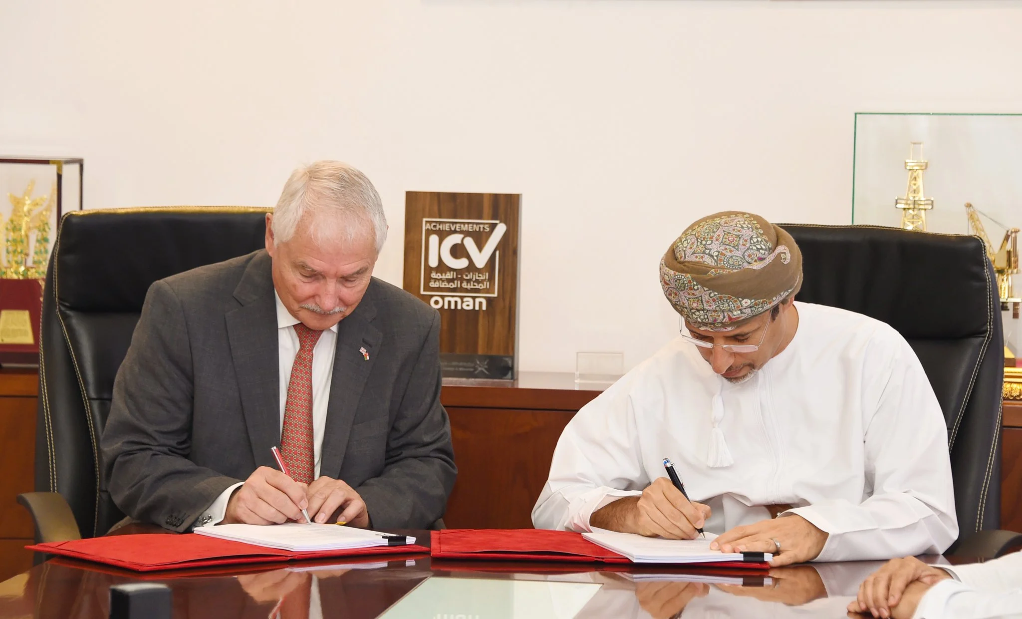 سلطنة عمان توقّع اتفاقية تعدين مع شركة "نايتس باي" البريطانية