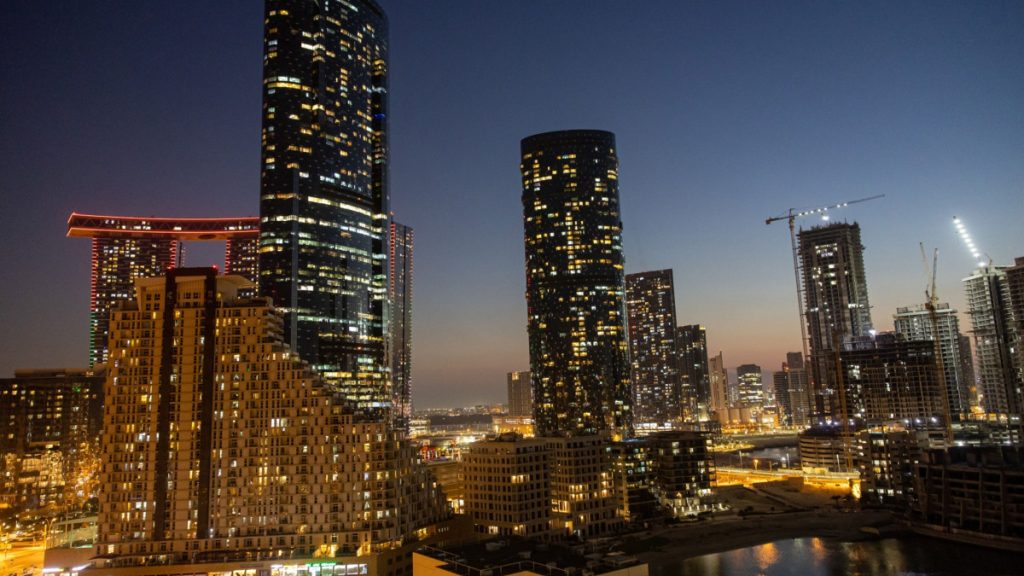 أبوظبي تؤسس صندوقا سياديا جديدا بدمج "شركة لِعماد وADQ"