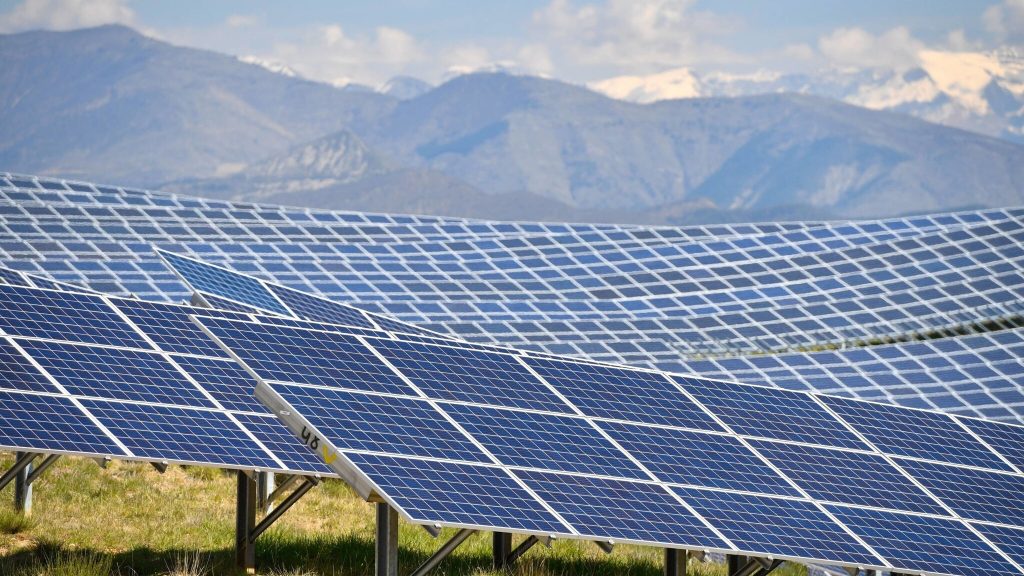 استثمارات الطاقة العالمية نحو رقم قياسي في 2025