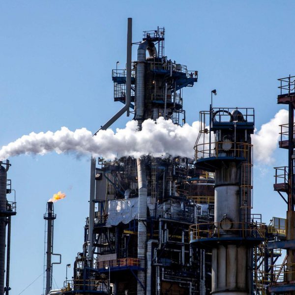 أسعار النفط تهوي لأدنى مستوى منذ 2021