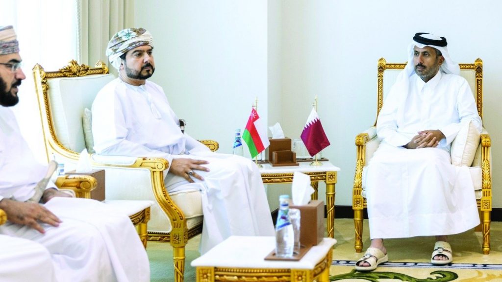 قطر وسلطنة عمان تبحثان تعزيز التعاون التجاري والاستثماري