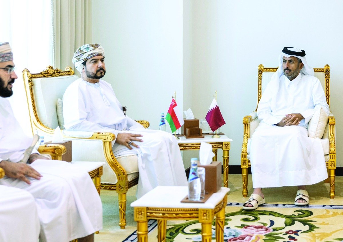 قطر وسلطنة عمان تبحثان تعزيز التعاون التجاري والاستثماري